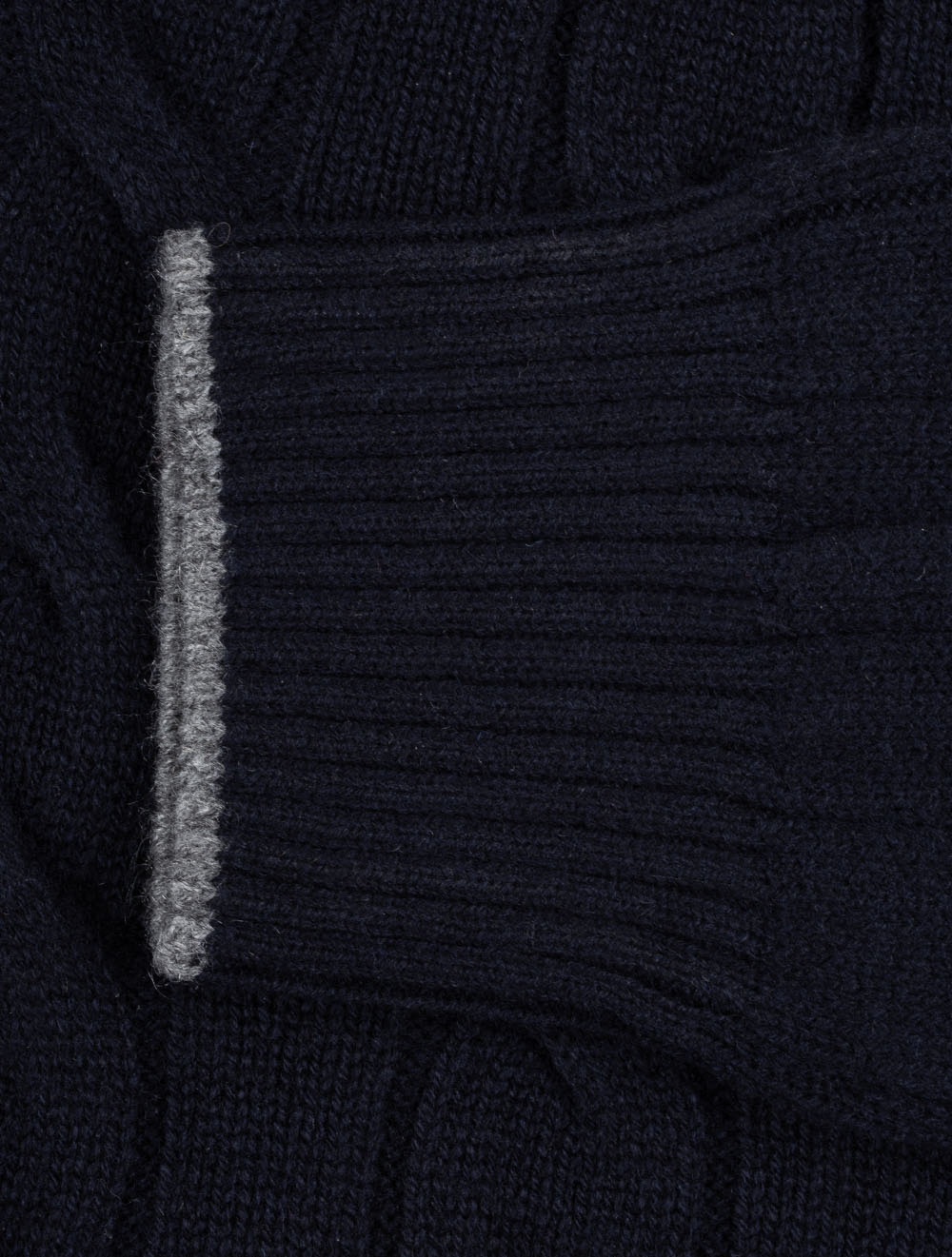 Tricot à torsades bleu marine