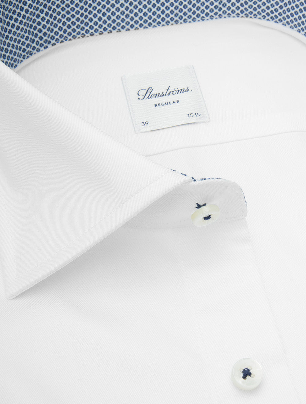 Chemise blanche à empiècements contrastés réguliers