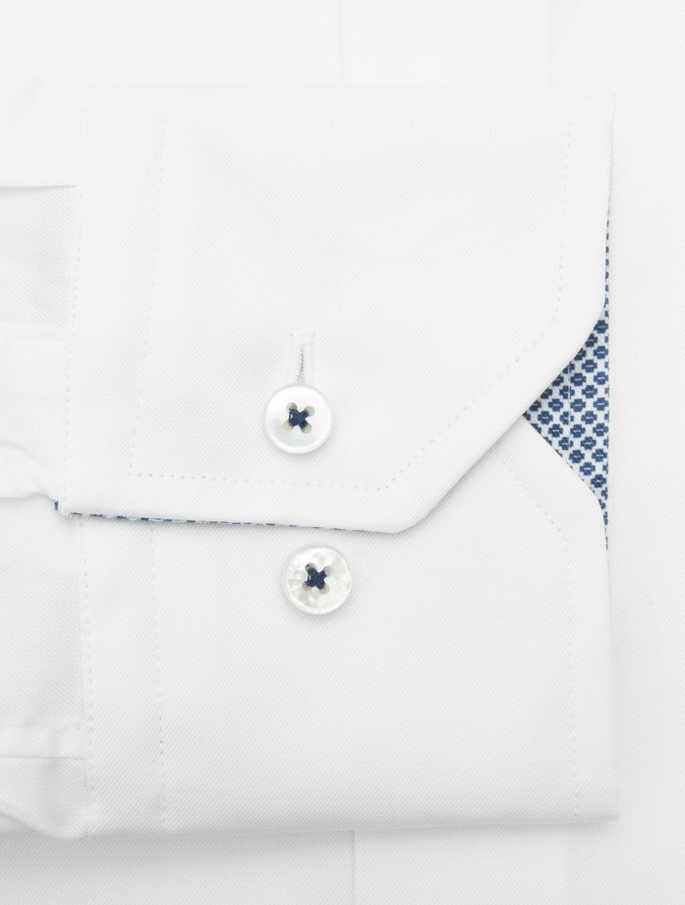 Chemise blanche à empiècements contrastés réguliers