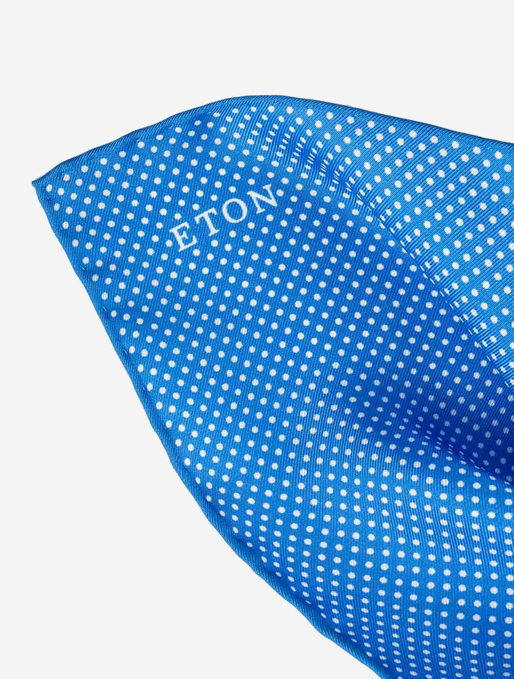 Pochette de costume en soie à pois bleus