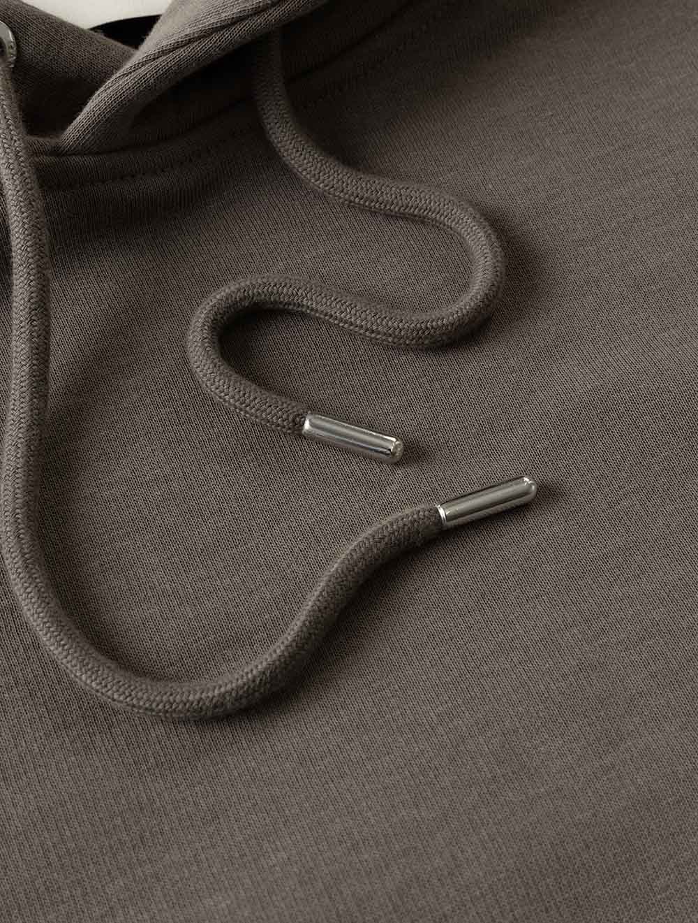 2007058A26 TAUPE 260 E110 REG SHIELD HOODIE — 7S8A5486.jpg